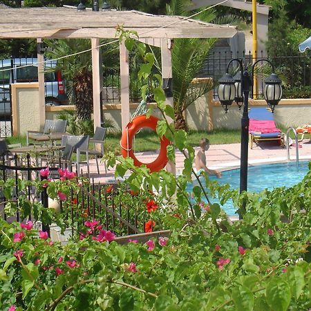 פליראקי Lyristis Dinos Studios & Apartments מראה חיצוני תמונה