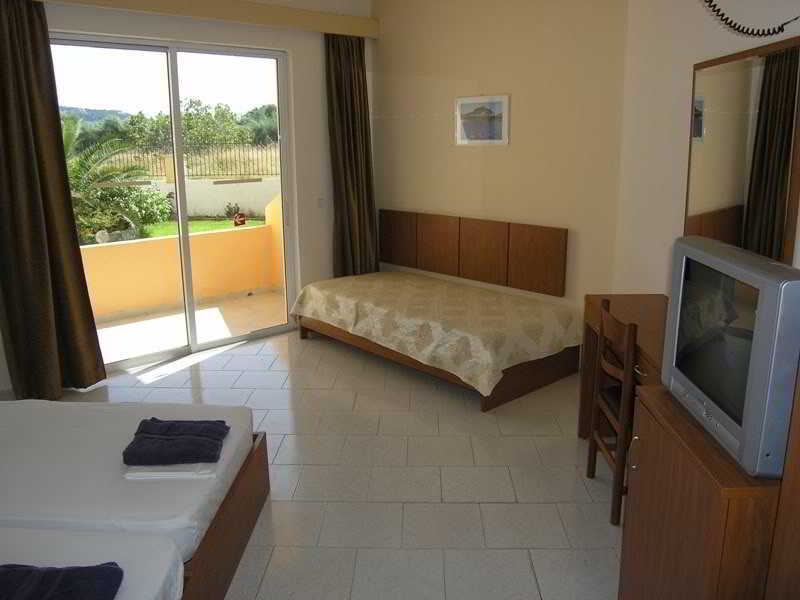 פליראקי Lyristis Dinos Studios & Apartments מראה חיצוני תמונה
