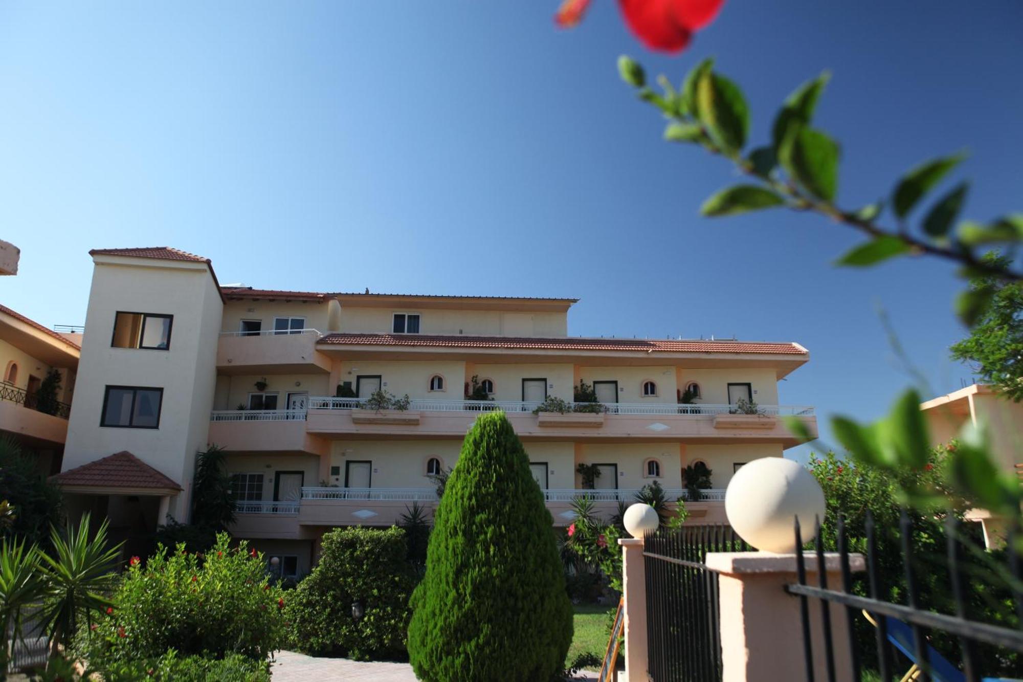 פליראקי Lyristis Dinos Studios & Apartments מראה חיצוני תמונה