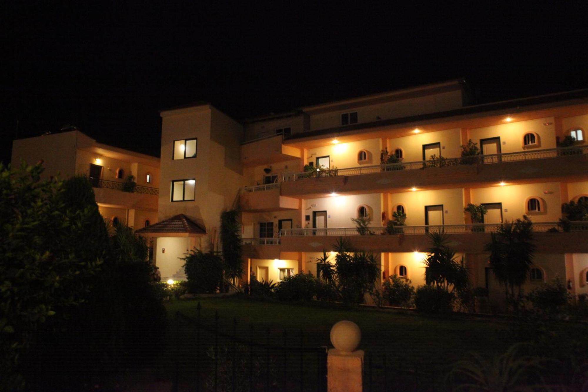 פליראקי Lyristis Dinos Studios & Apartments מראה חיצוני תמונה