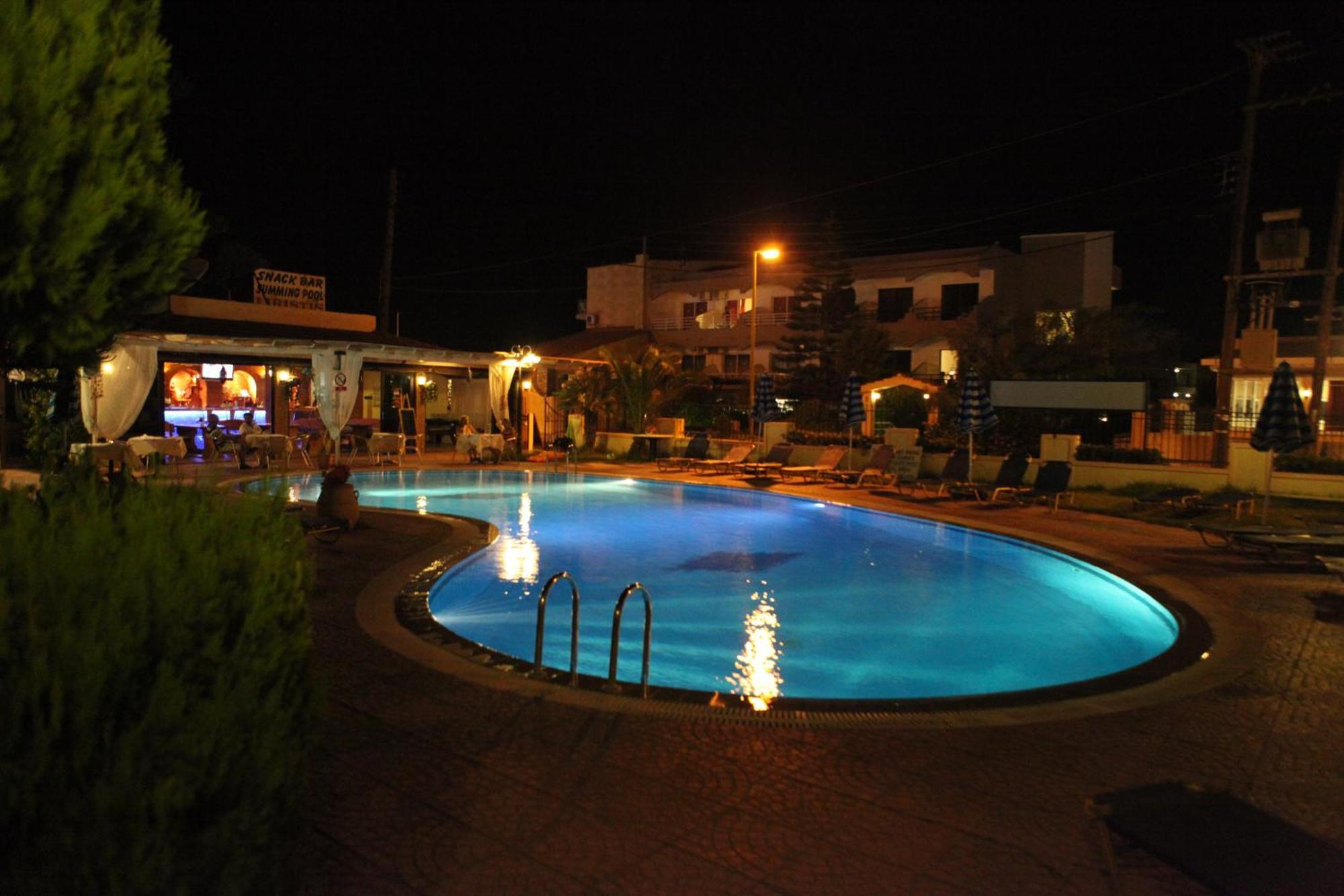 פליראקי Lyristis Dinos Studios & Apartments מראה חיצוני תמונה