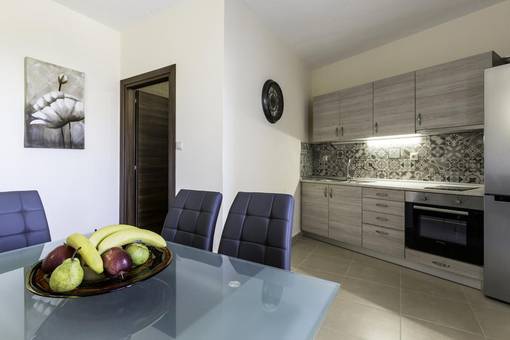פליראקי Lyristis Dinos Studios & Apartments מראה חיצוני תמונה