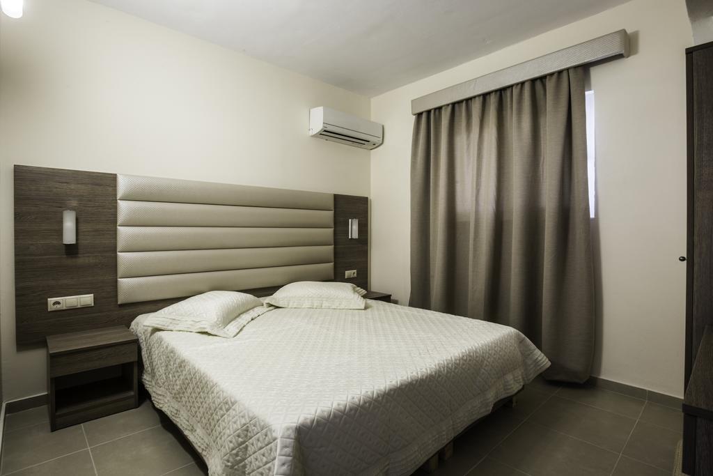 פליראקי Lyristis Dinos Studios & Apartments מראה חיצוני תמונה
