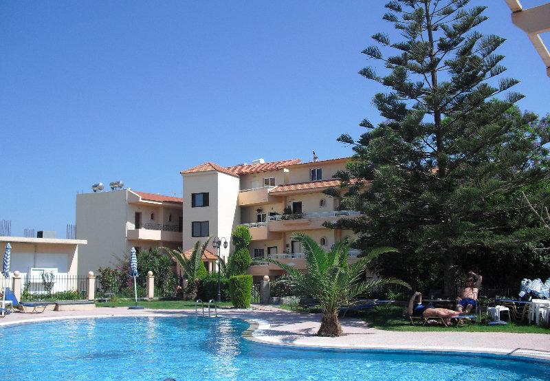 פליראקי Lyristis Dinos Studios & Apartments מראה חיצוני תמונה