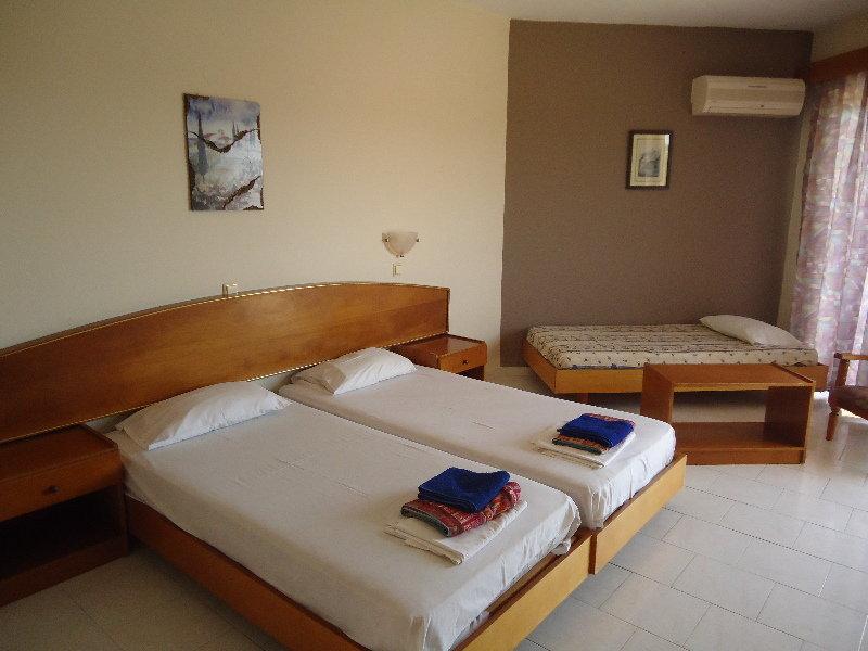 פליראקי Lyristis Dinos Studios & Apartments מראה חיצוני תמונה