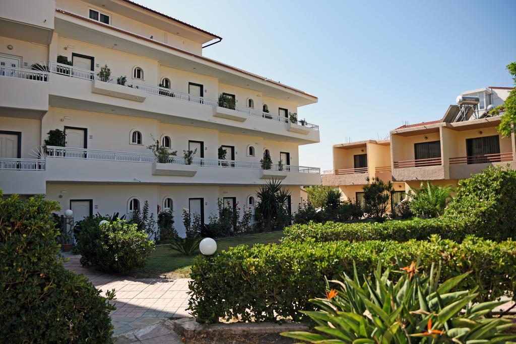 פליראקי Lyristis Dinos Studios & Apartments מראה חיצוני תמונה