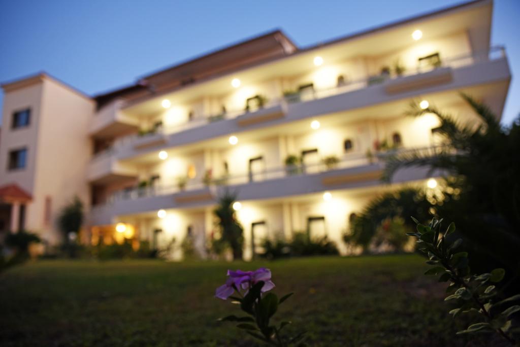 פליראקי Lyristis Dinos Studios & Apartments מראה חיצוני תמונה