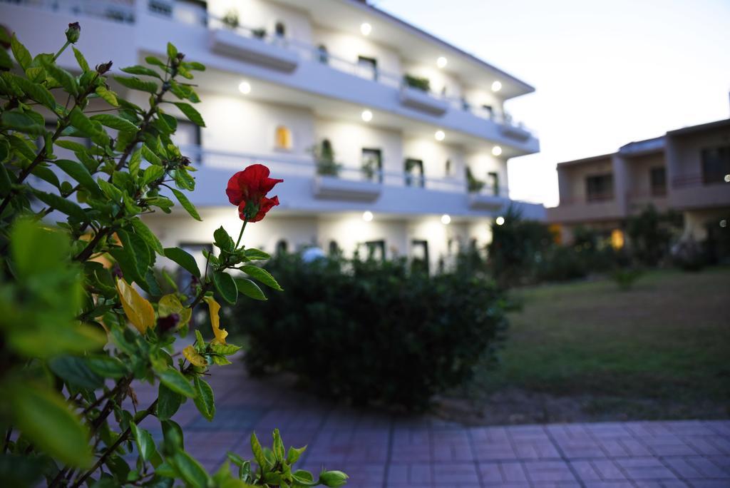 פליראקי Lyristis Dinos Studios & Apartments מראה חיצוני תמונה