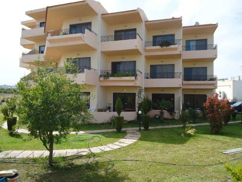 פליראקי Lyristis Dinos Studios & Apartments מראה חיצוני תמונה