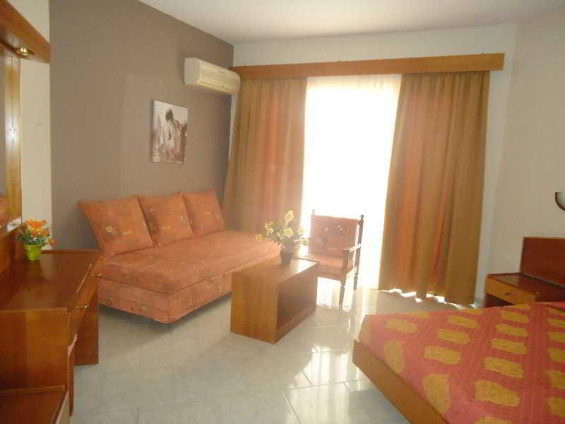 פליראקי Lyristis Dinos Studios & Apartments מראה חיצוני תמונה
