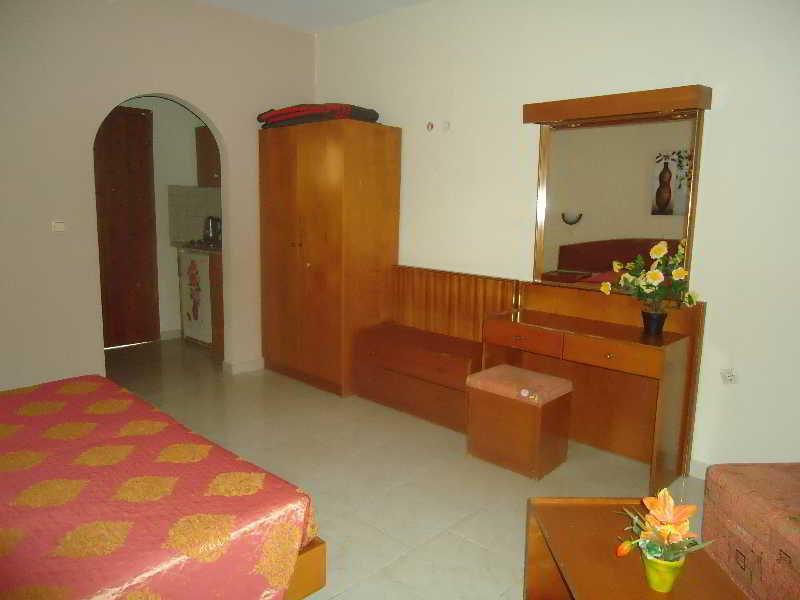 פליראקי Lyristis Dinos Studios & Apartments מראה חיצוני תמונה