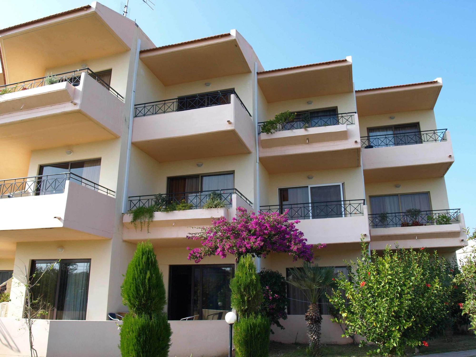 פליראקי Lyristis Dinos Studios & Apartments מראה חיצוני תמונה