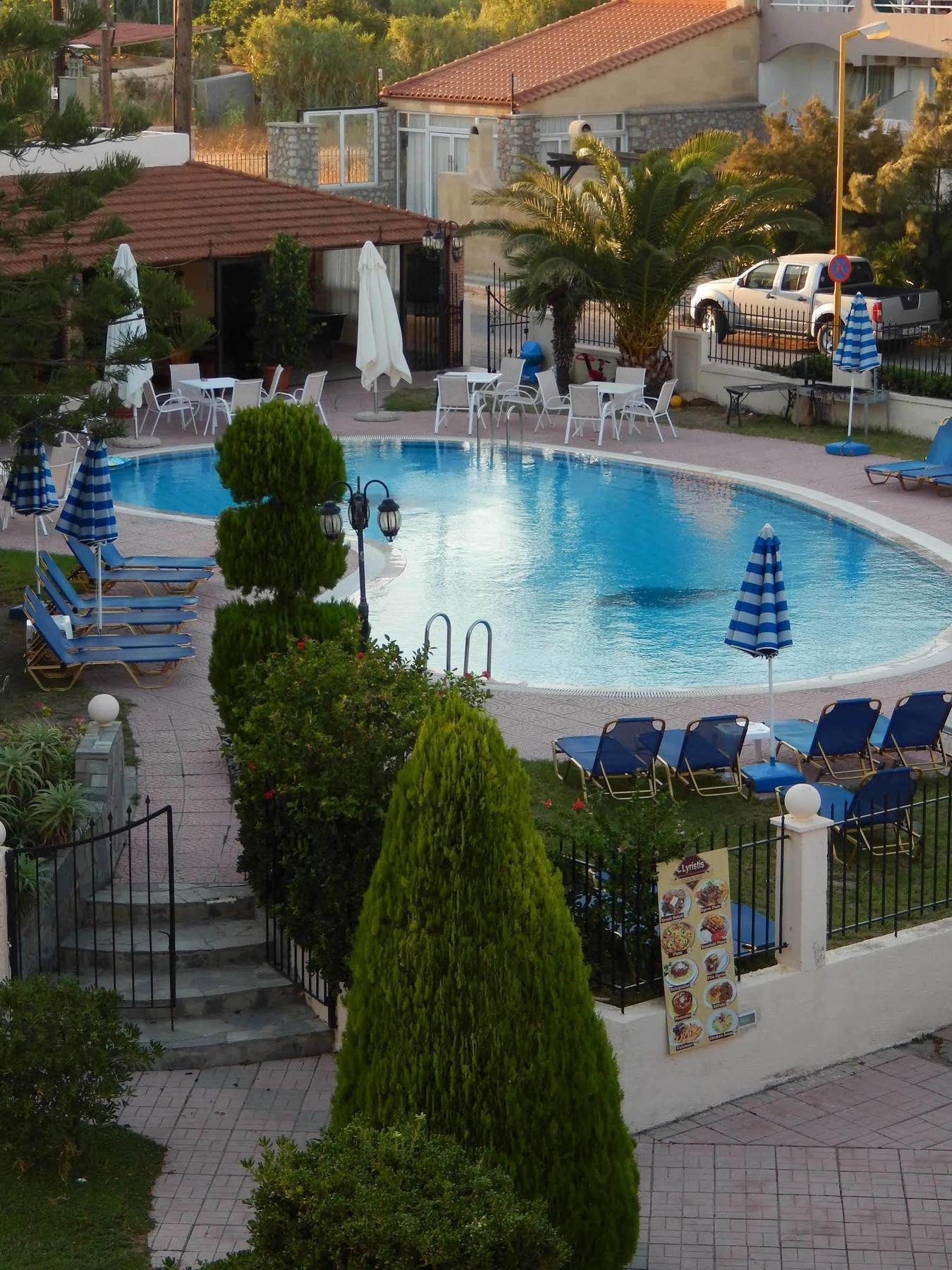 פליראקי Lyristis Dinos Studios & Apartments מראה חיצוני תמונה