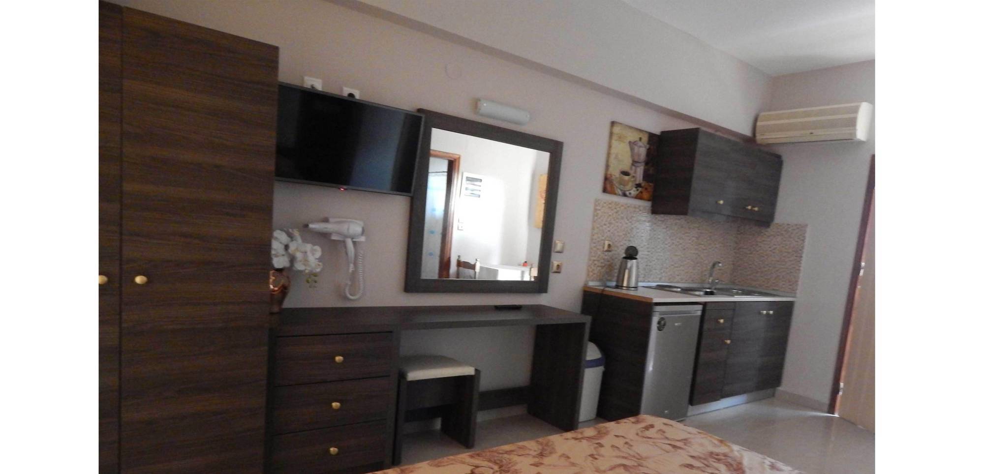 פליראקי Lyristis Dinos Studios & Apartments מראה חיצוני תמונה