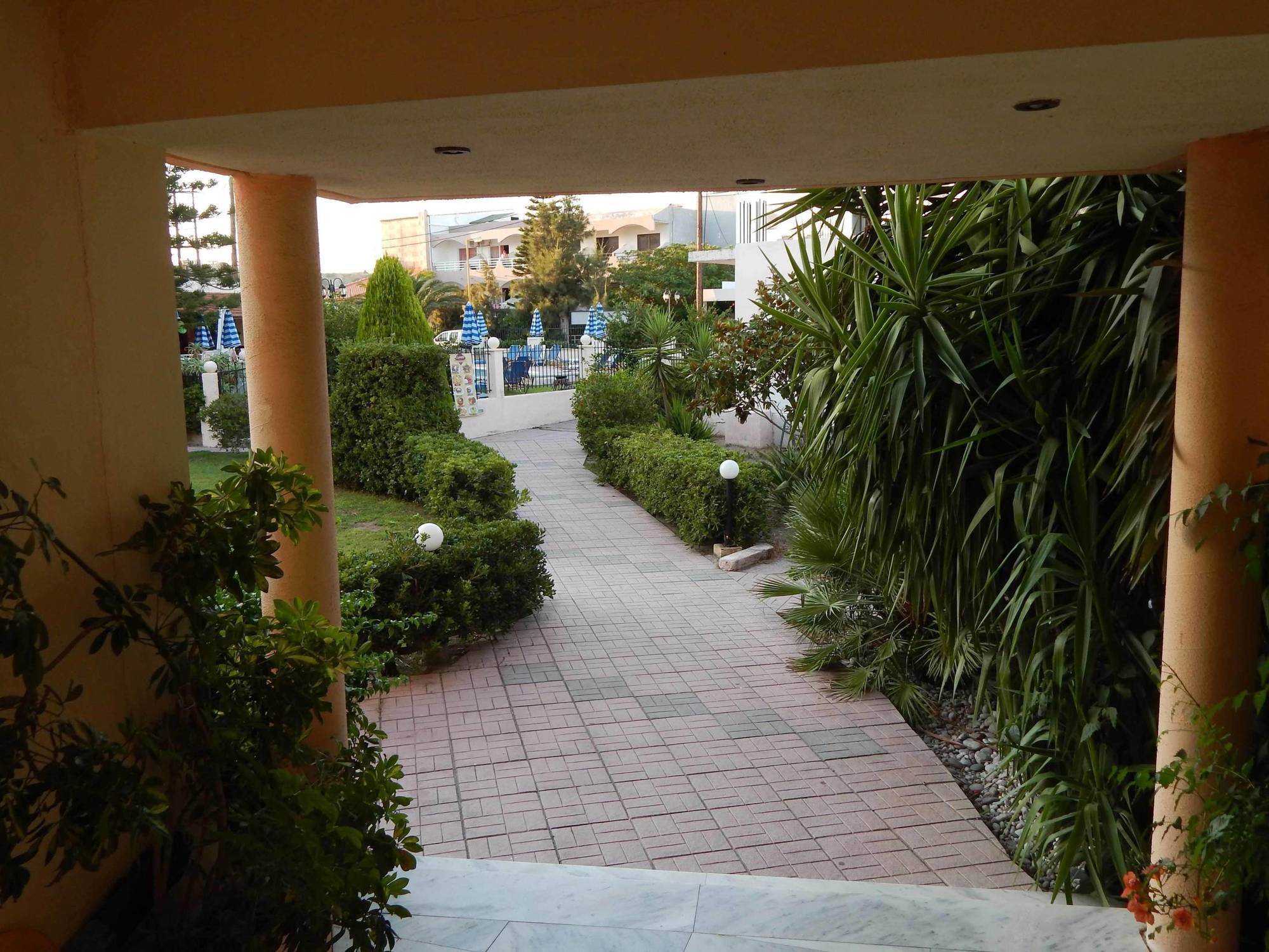 פליראקי Lyristis Dinos Studios & Apartments מראה חיצוני תמונה