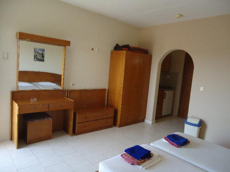 פליראקי Lyristis Dinos Studios & Apartments מראה חיצוני תמונה