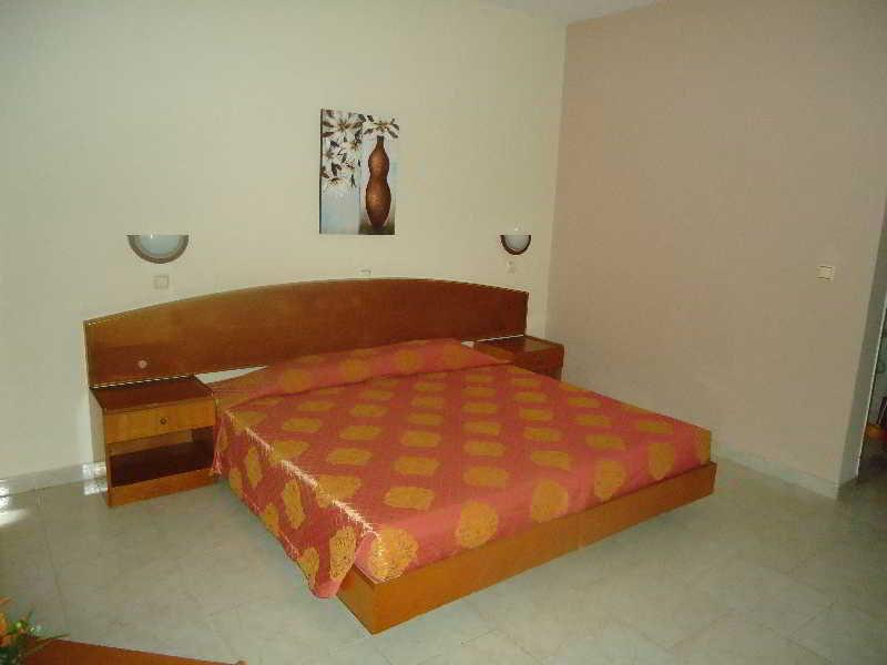 פליראקי Lyristis Dinos Studios & Apartments מראה חיצוני תמונה