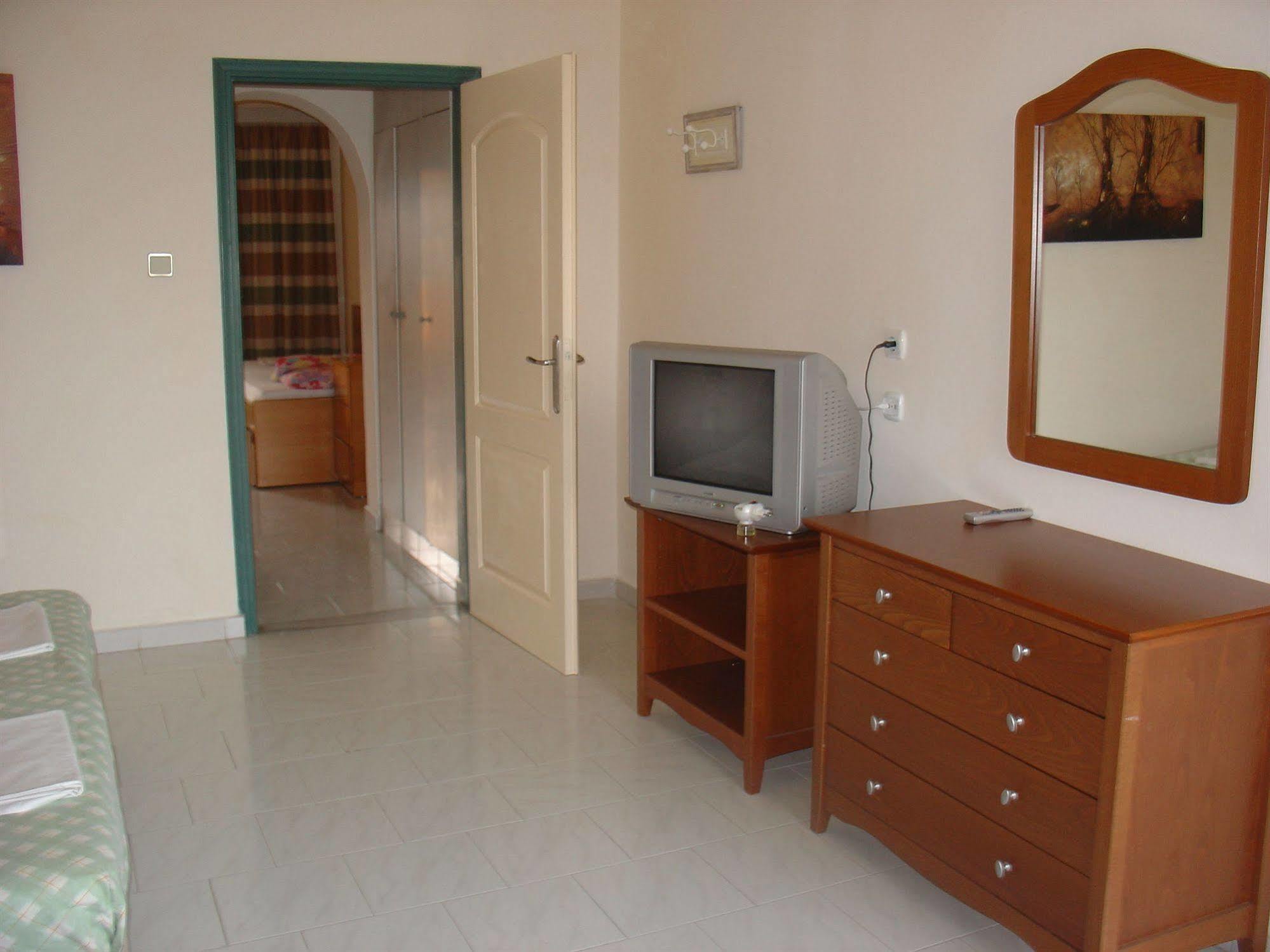 פליראקי Lyristis Dinos Studios & Apartments מראה חיצוני תמונה