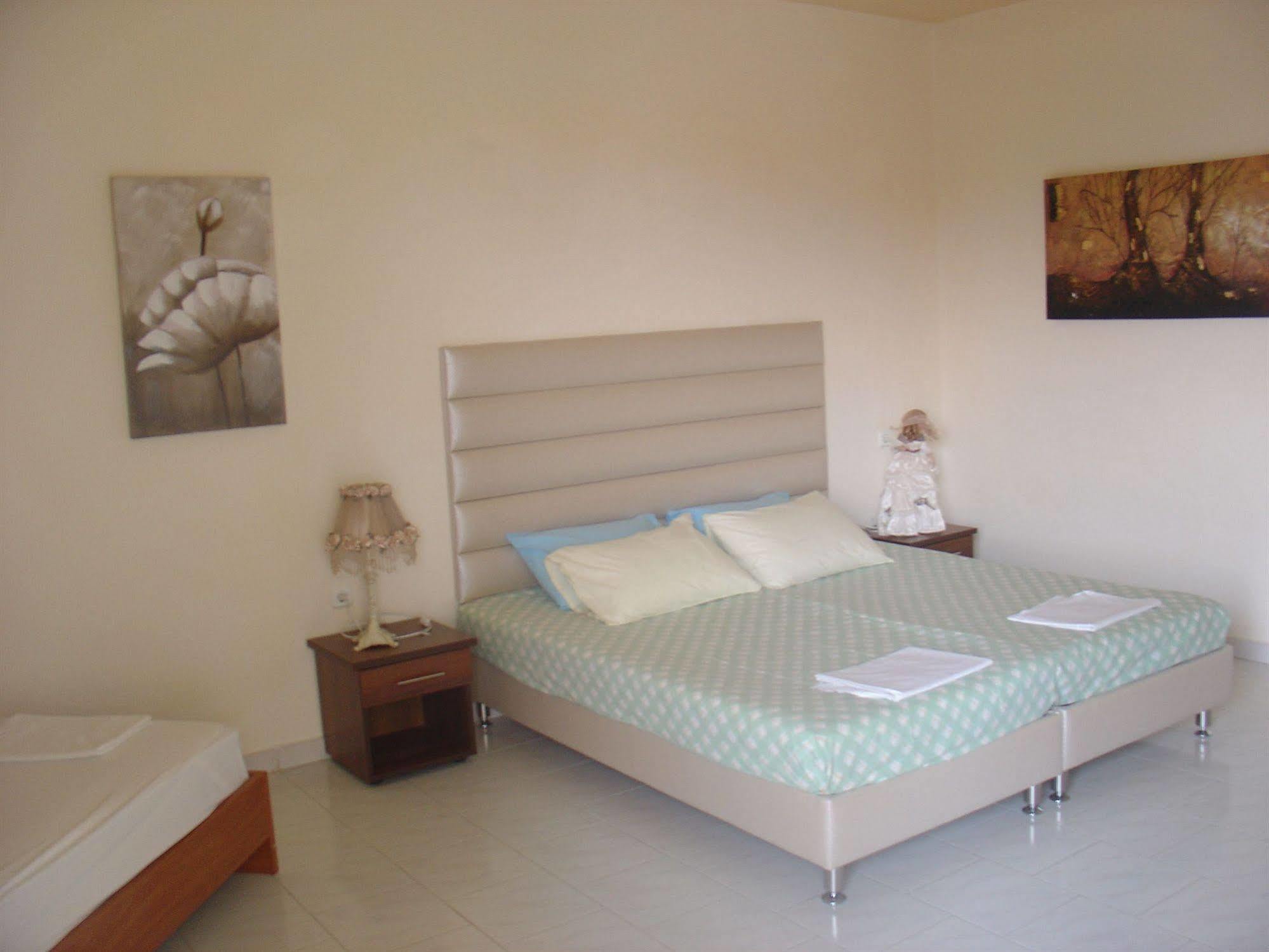 פליראקי Lyristis Dinos Studios & Apartments מראה חיצוני תמונה