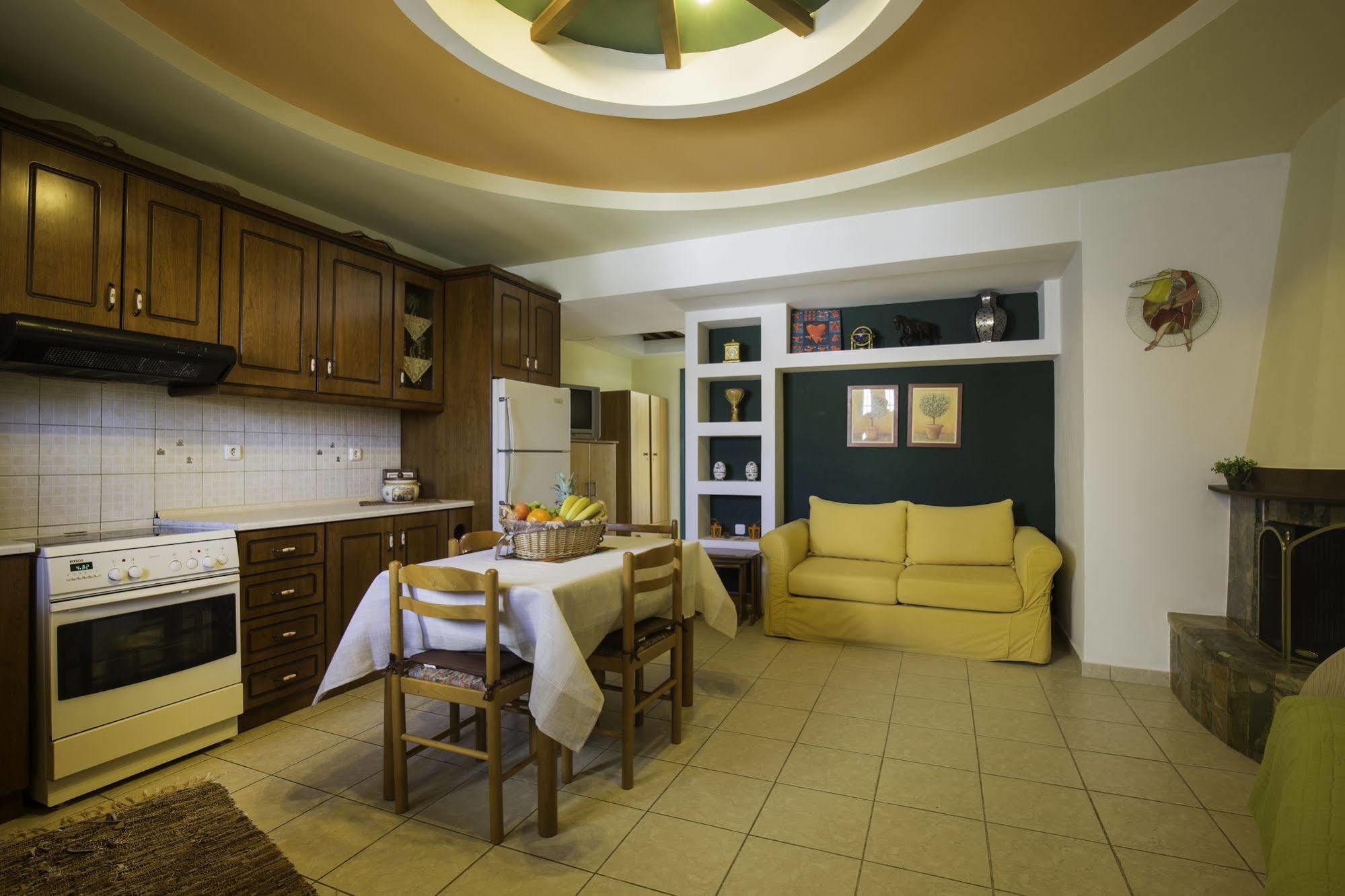 פליראקי Lyristis Dinos Studios & Apartments מראה חיצוני תמונה