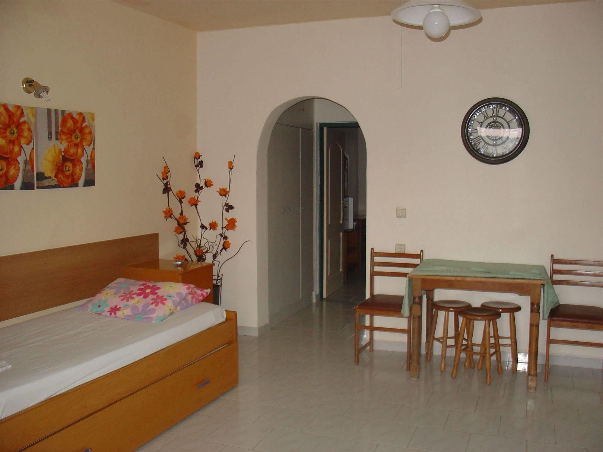 פליראקי Lyristis Dinos Studios & Apartments מראה חיצוני תמונה