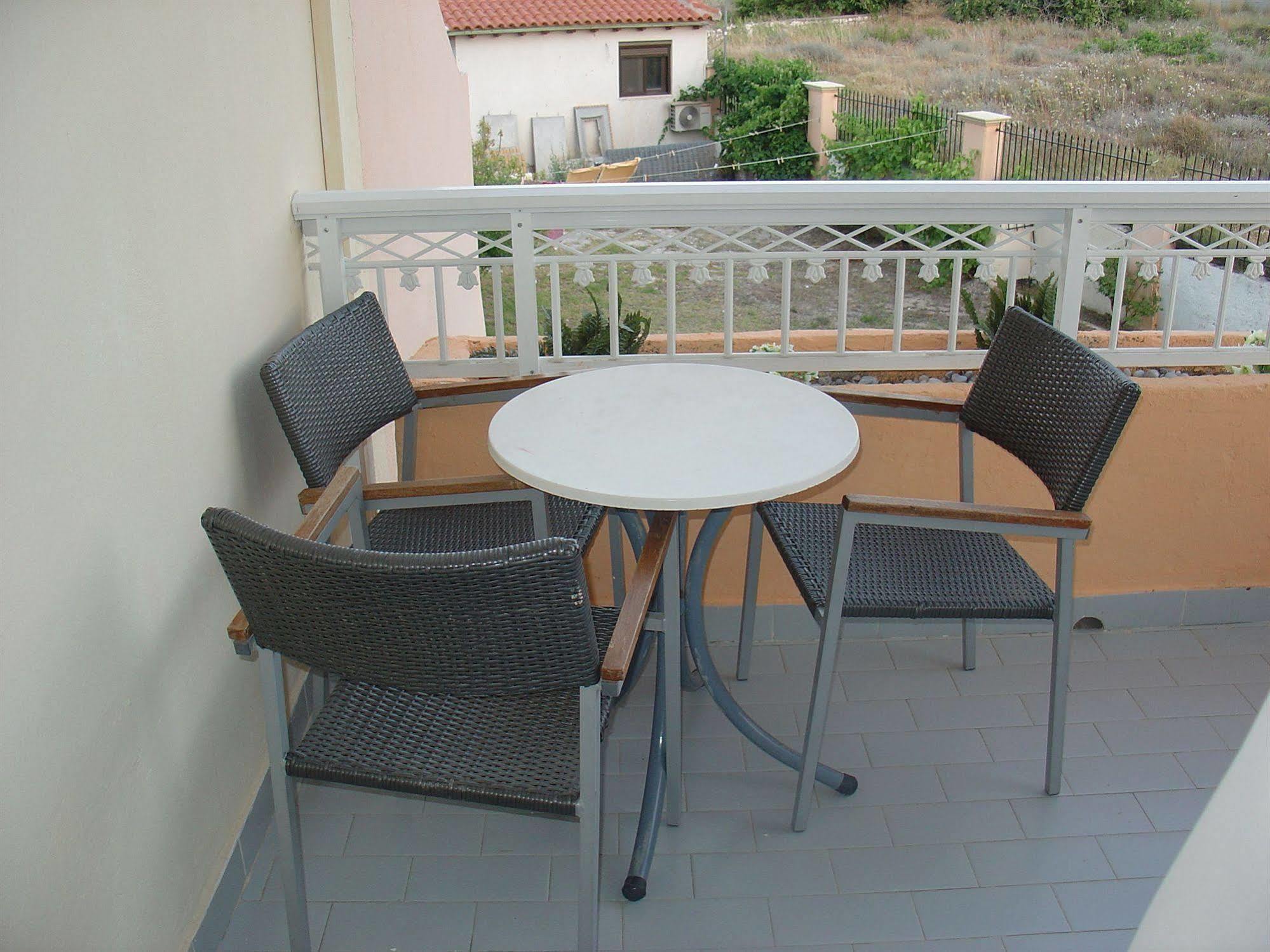 פליראקי Lyristis Dinos Studios & Apartments מראה חיצוני תמונה