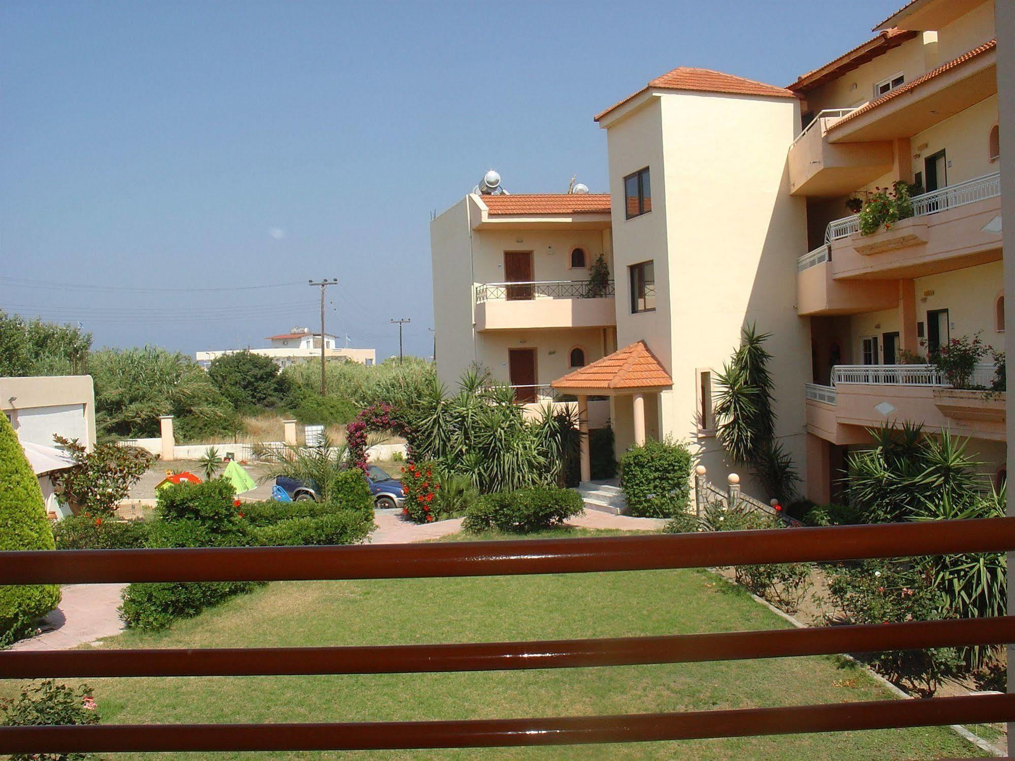 פליראקי Lyristis Dinos Studios & Apartments מראה חיצוני תמונה