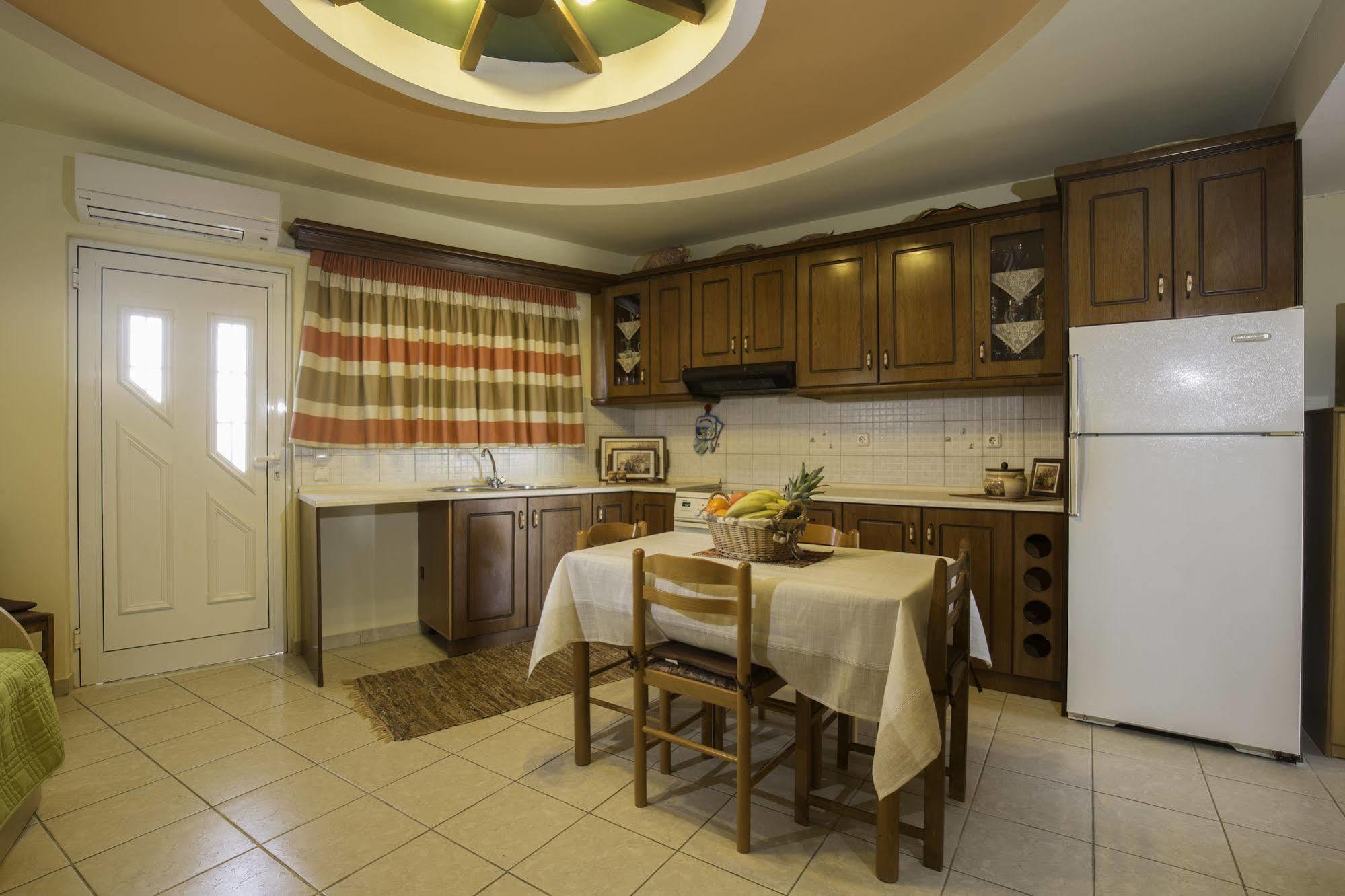 פליראקי Lyristis Dinos Studios & Apartments מראה חיצוני תמונה