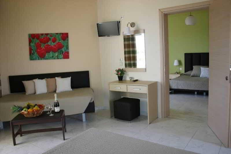 פליראקי Lyristis Dinos Studios & Apartments מראה חיצוני תמונה